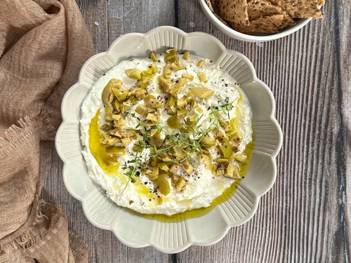 Dip z sera feta z oliwkami - przekąska w 5 minut