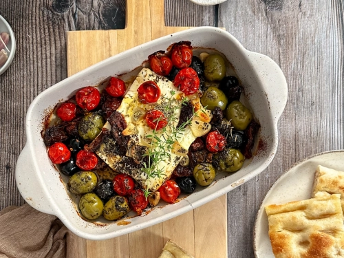Pieczona feta z oliwkami i suszonymi pomidorami